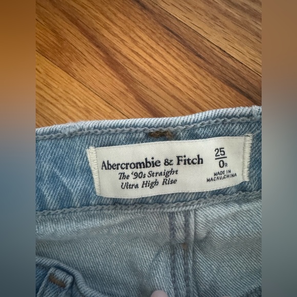Abercrombie Light Wash Curve Love Ultra High Rise 90s Straight Jean - Picture 12 of 13
